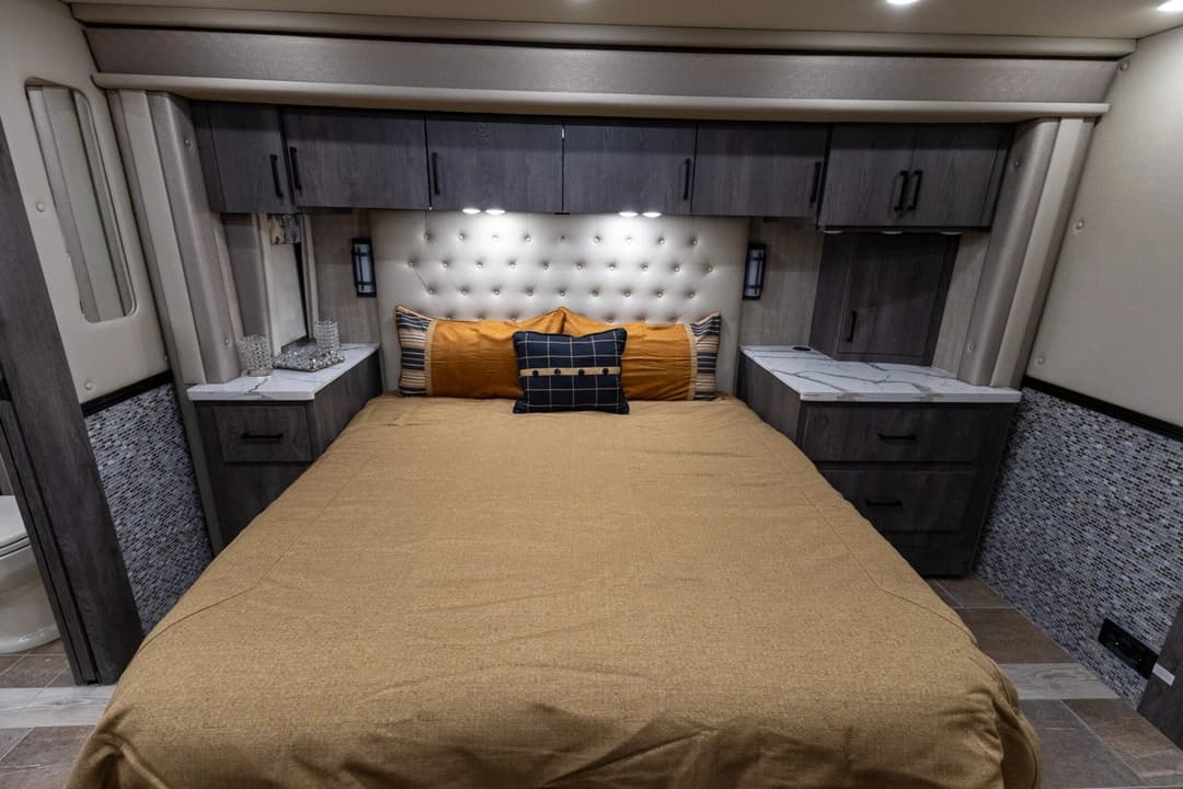 2023 Foretravel Realm LVMS Motorhome - Image 25