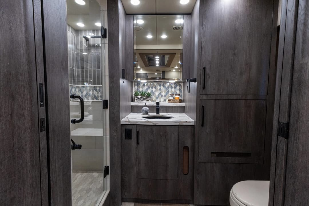 2023 Foretravel Realm LVMS Motorhome - Image 28