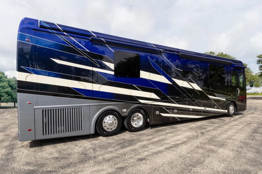 2023 Foretravel Realm LVMS Motorhome - Image 4