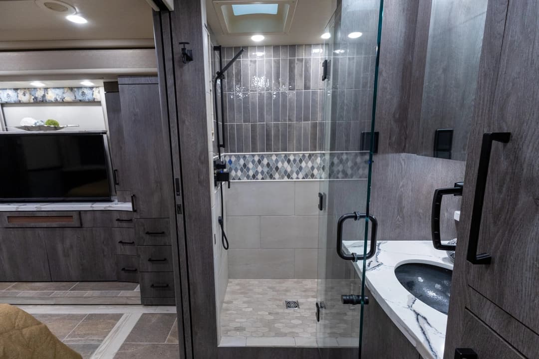 2023 Foretravel Realm LVMS Motorhome - Image 31