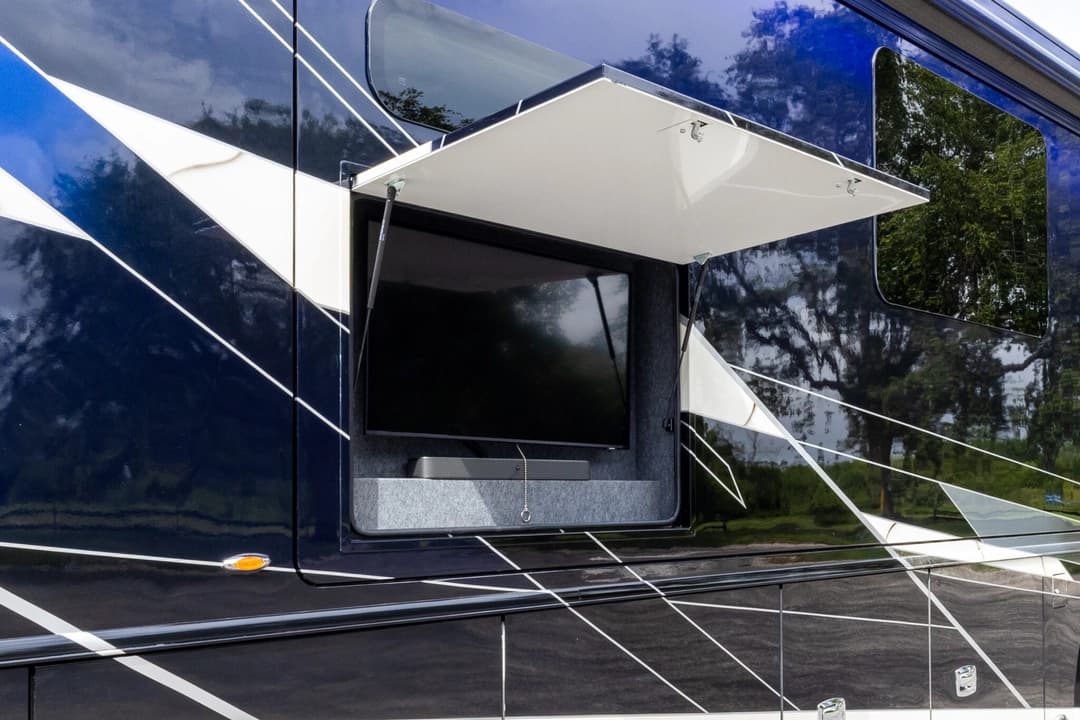2023 Foretravel Realm LVMS Motorhome - Image 40