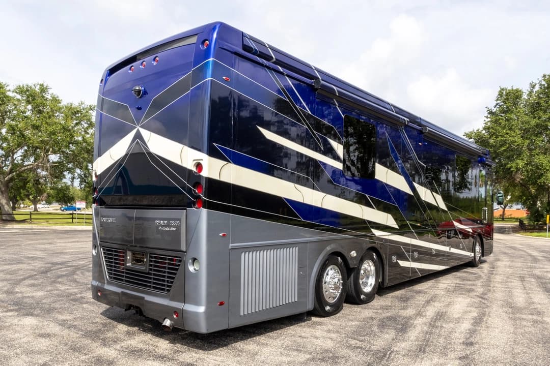 2023 Foretravel Realm LVMS Motorhome - Image 5