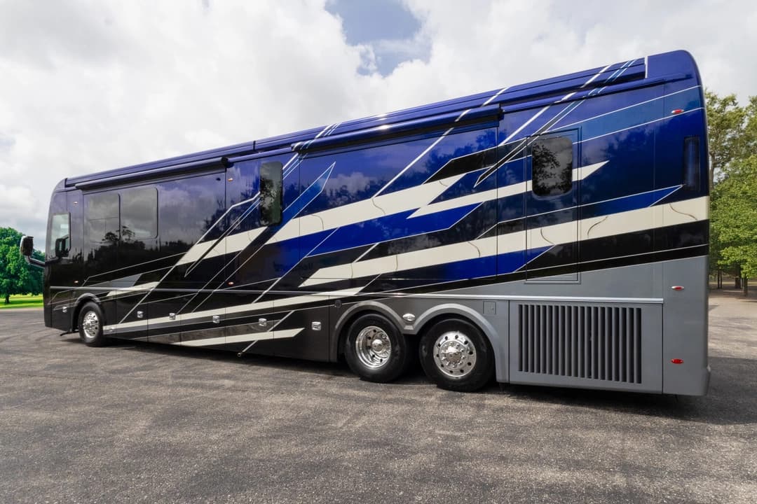 2023 Foretravel Realm LVMS Motorhome - Image 8