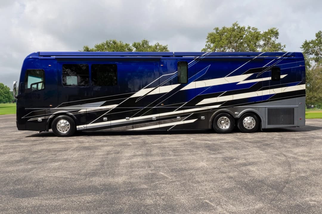2023 Foretravel Realm LVMS Motorhome - Image 9