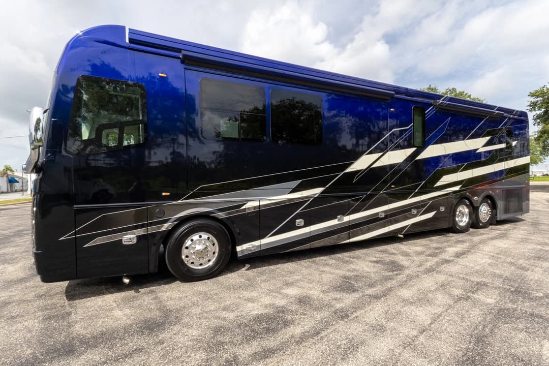 2023 Foretravel Realm LVMS Motorhome - Image 10