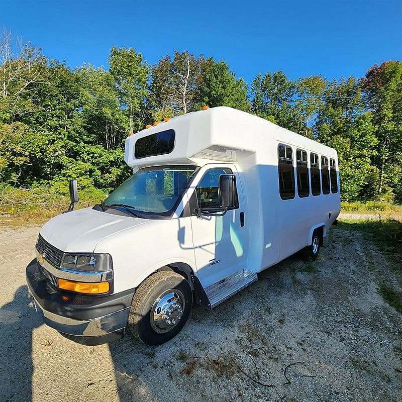2024 Chevrolet VIP 2200 Diamond Coach Shuttle Bus - Image 2