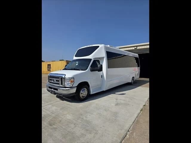 2017 Ford E450 Limo Bus - Image 20