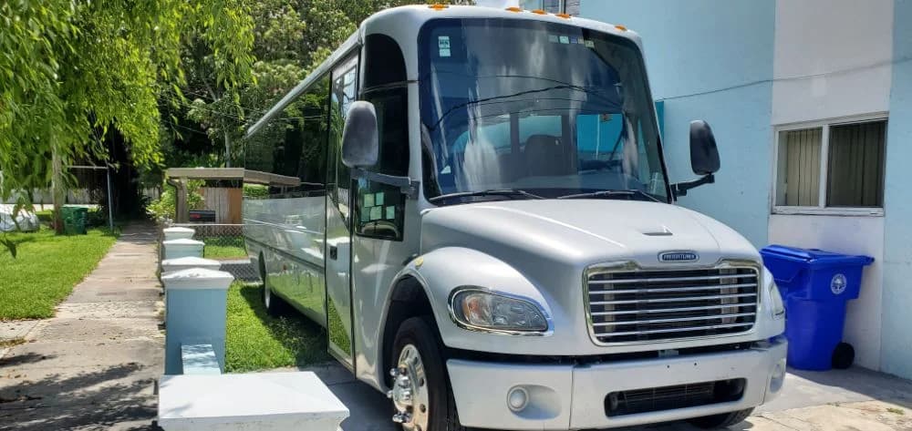 2012 Freightliner 30P Lux Shuttle - Image 2