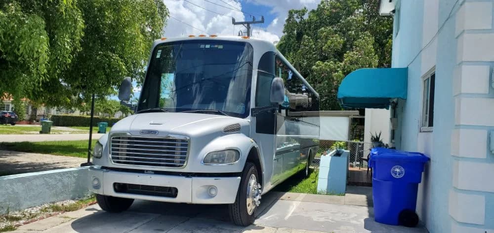 2012 Freightliner 30P Lux Shuttle - Image 4