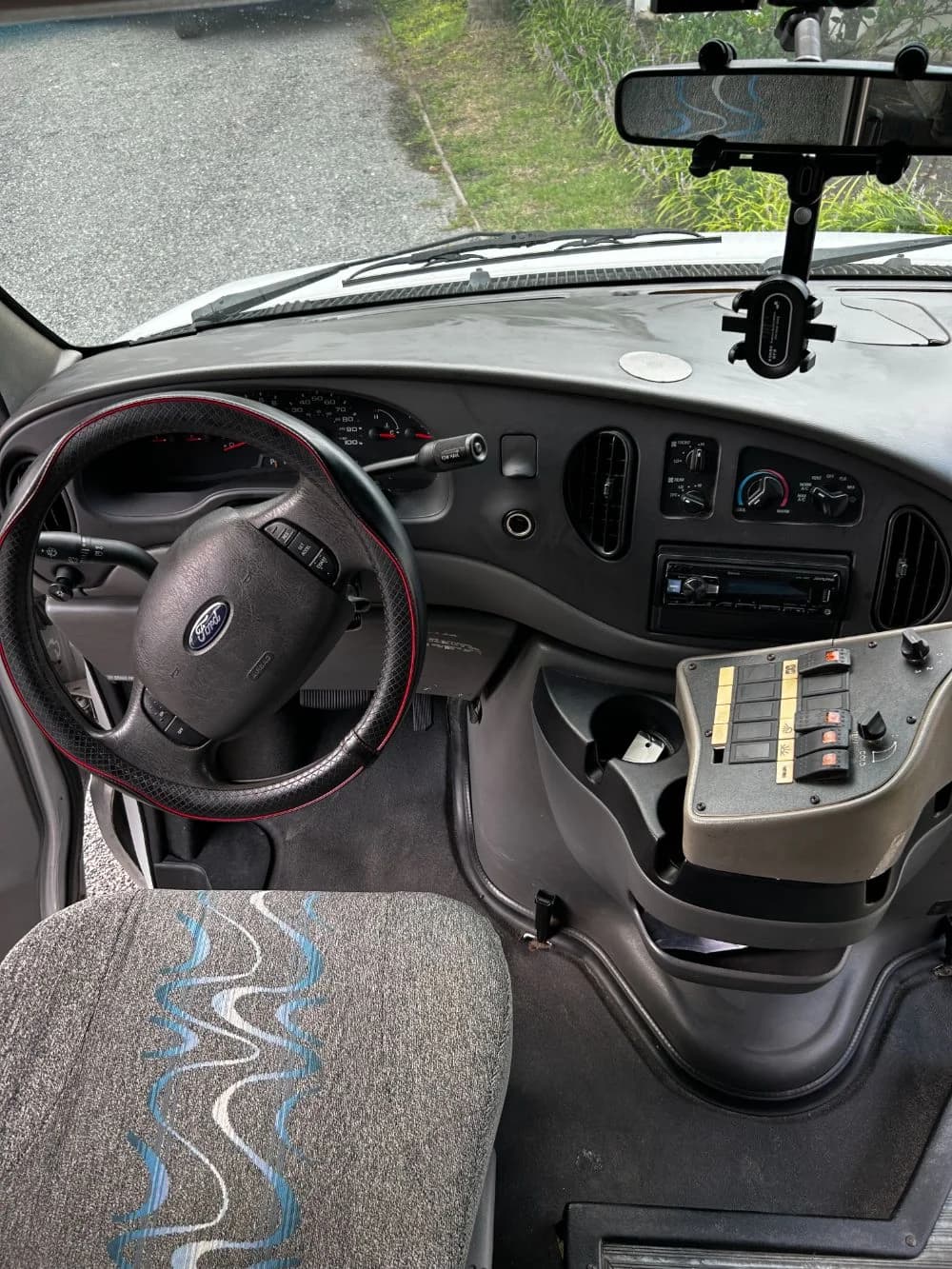 2006 Ford E-450 - Image 9