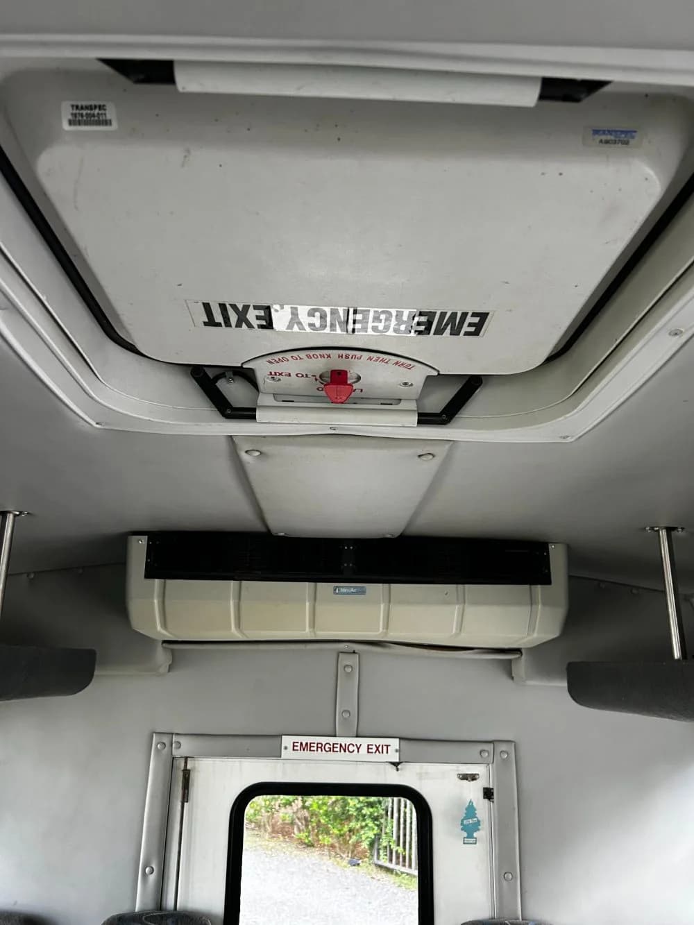 2006 Ford E-450 - Image 12