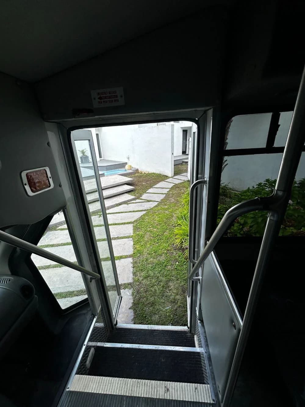 2006 Ford E-450 - Image 14