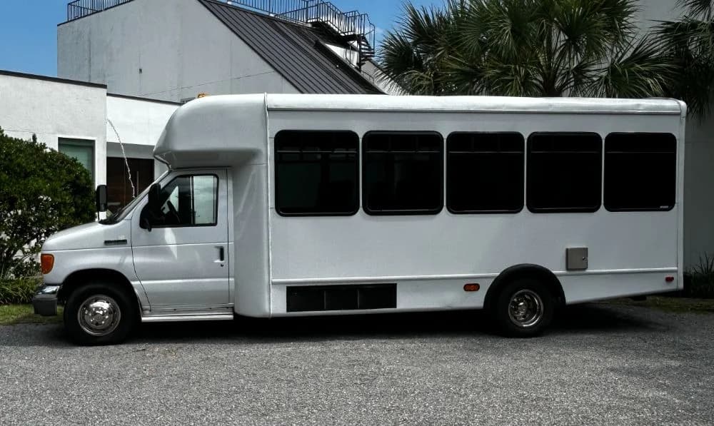 2006 Ford E-450 - Image 18