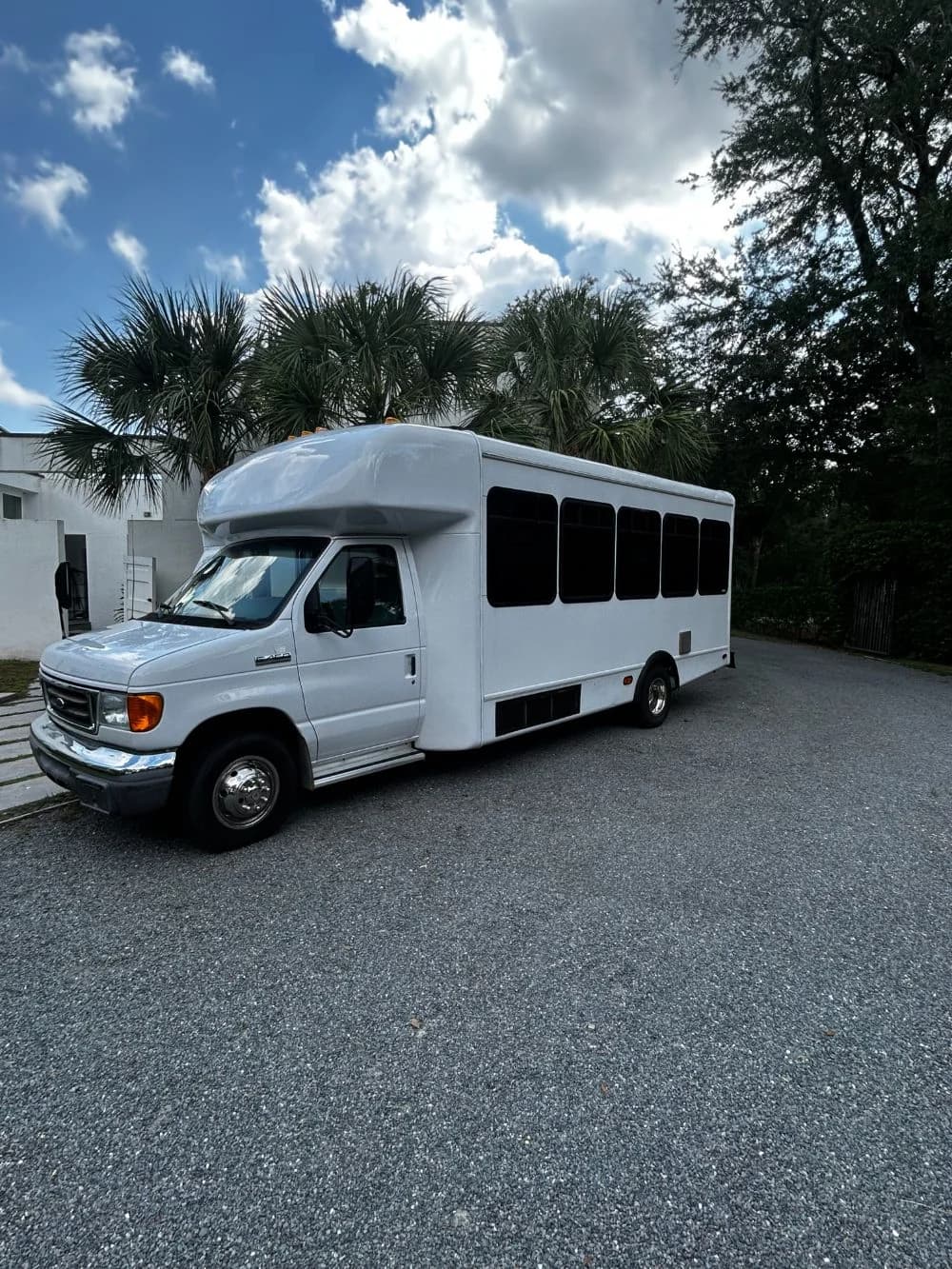 2006 Ford E-450 - Image 1