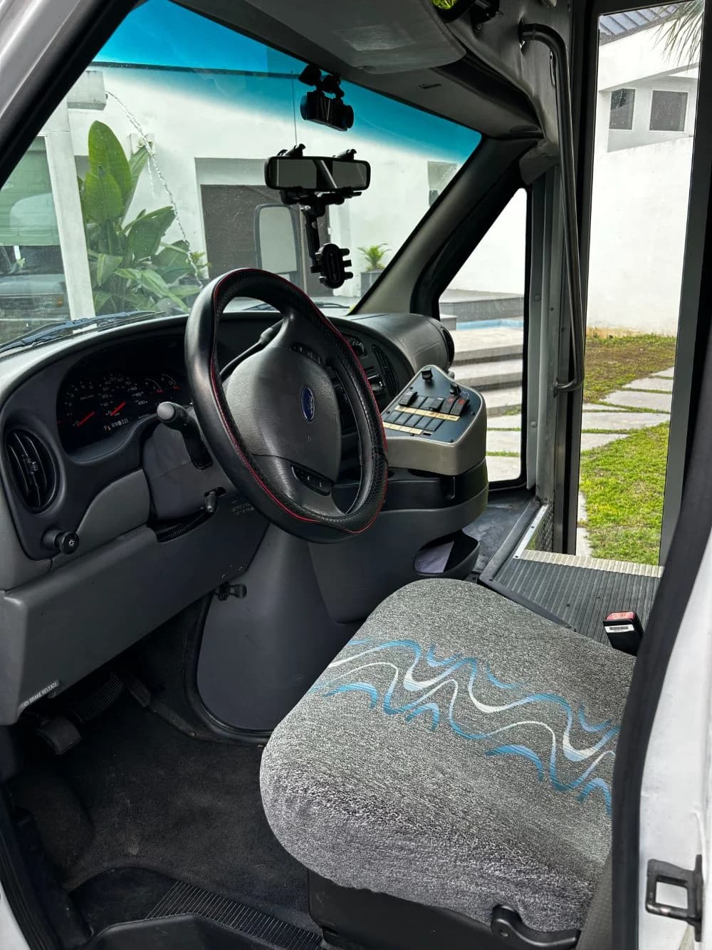 2006 Ford E-450 - Image 3