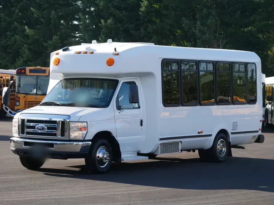 2014 Ford ElDorado Aerotech Shuttle Bus - Image 2