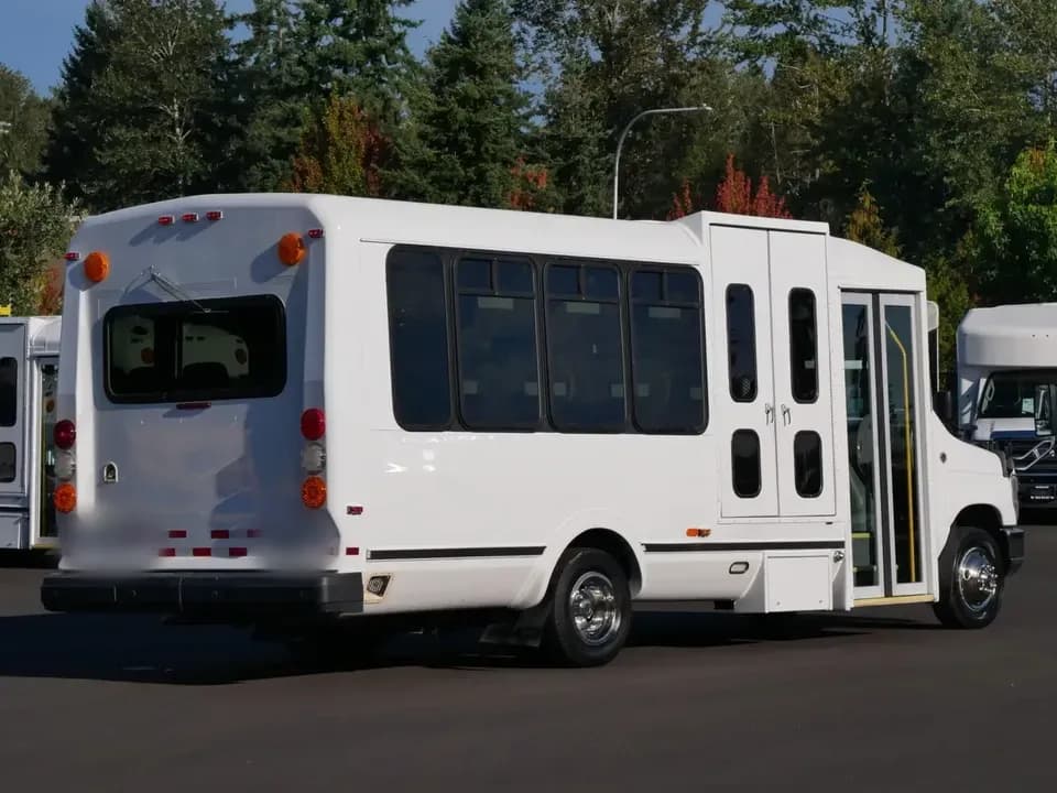2014 Ford ElDorado Aerotech Shuttle Bus - Image 3