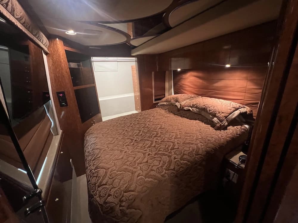 2003 Prevost Marathon XLII Motorhome - Image 39