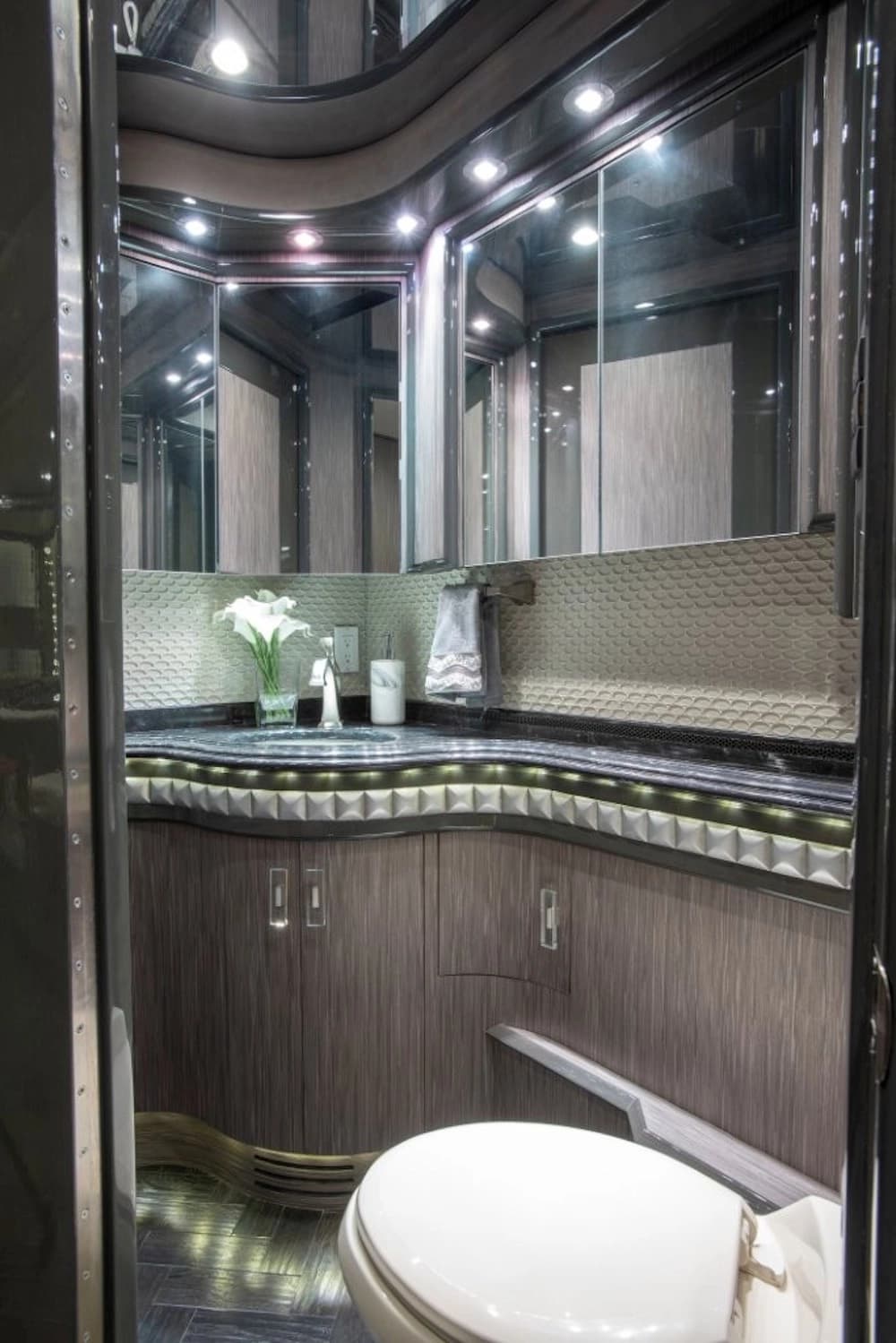 2014 Prevost Liberty Elegant Lady H3-45 Motorhome - Image 13
