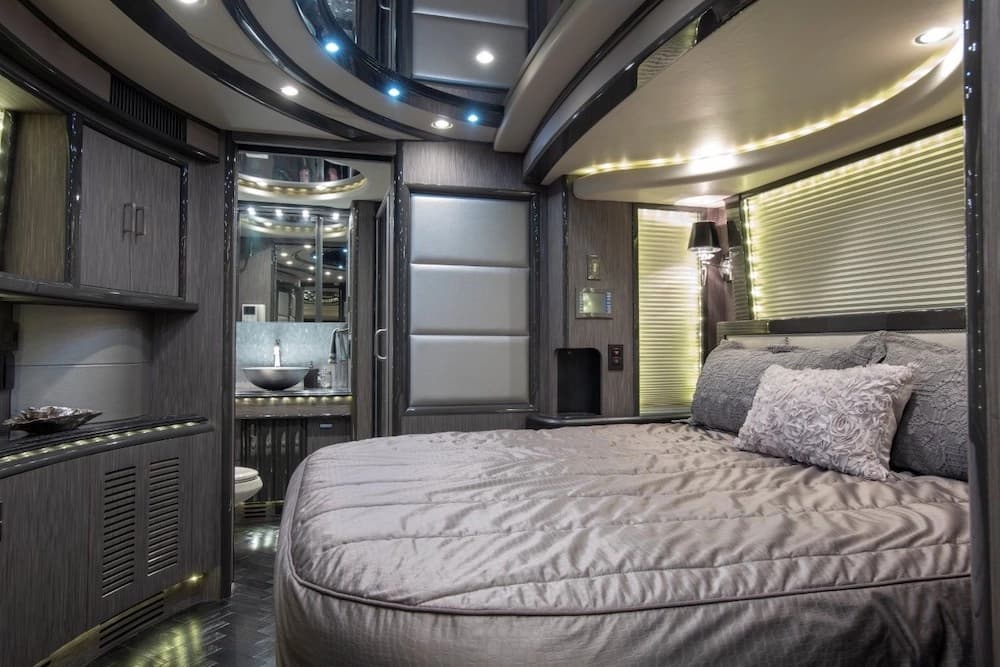 2014 Prevost Liberty Elegant Lady H3-45 Motorhome - Image 14
