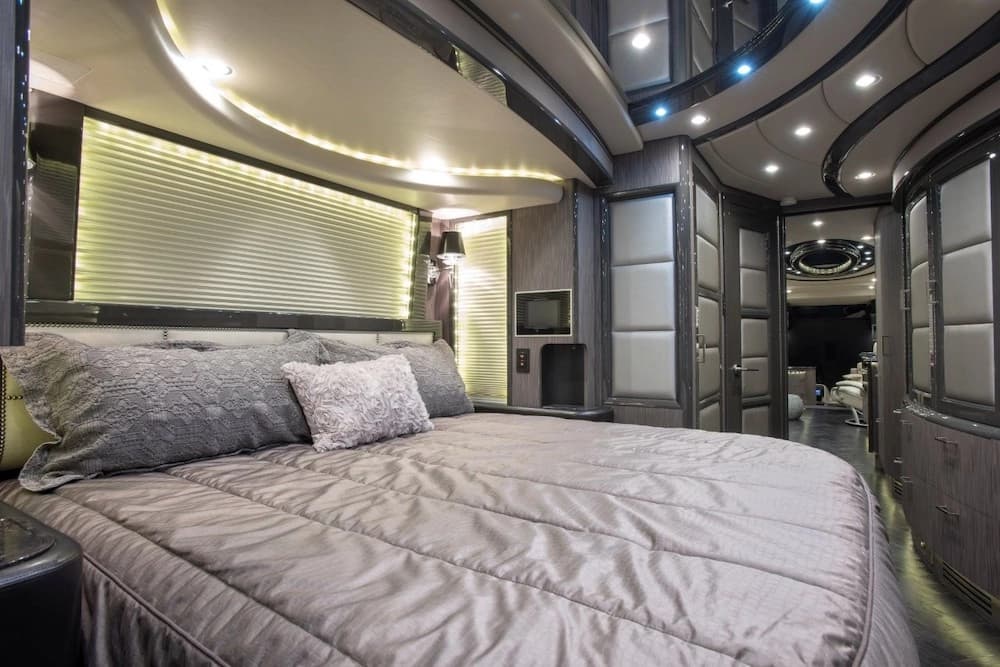 2014 Prevost Liberty Elegant Lady H3-45 Motorhome - Image 16