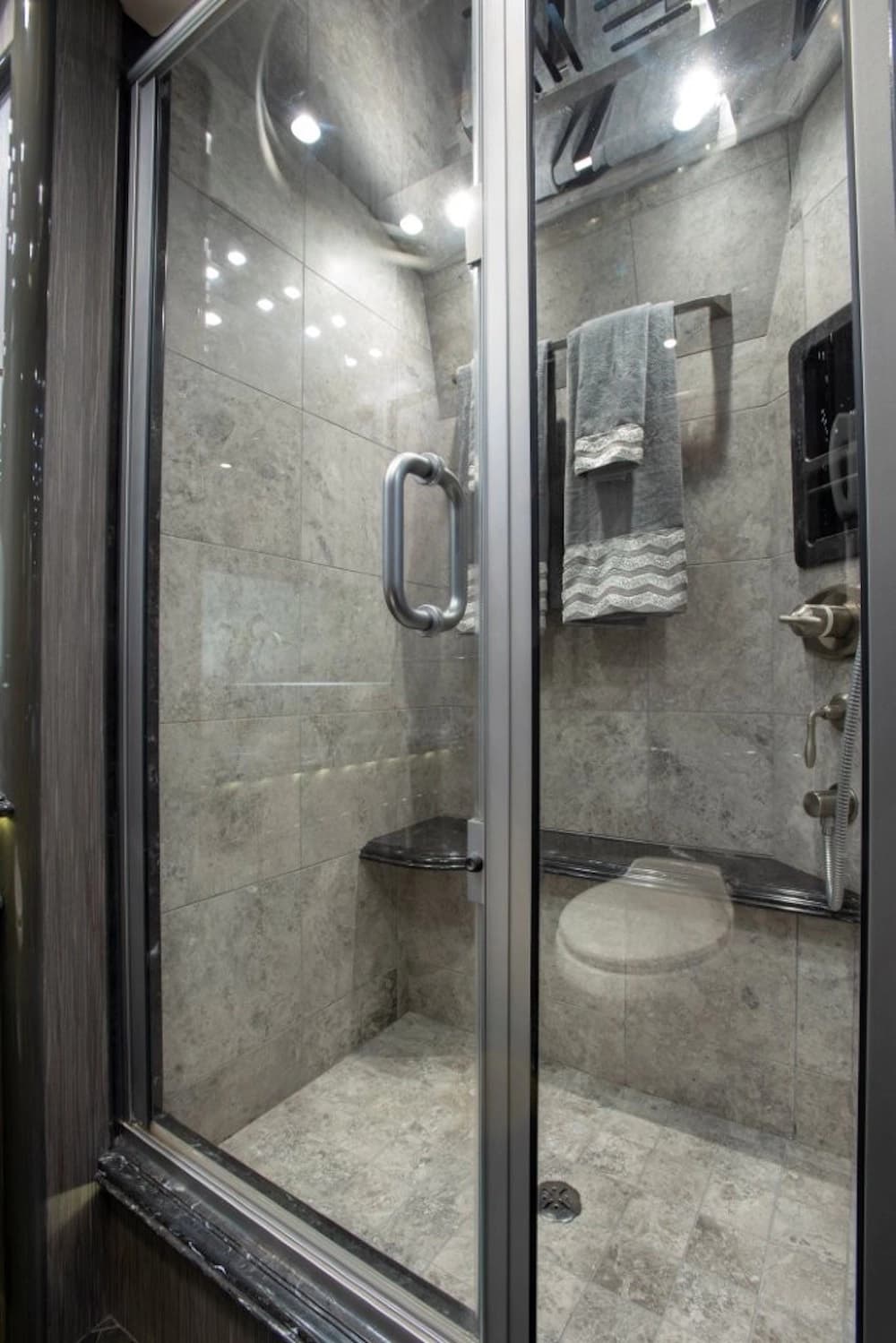 2014 Prevost Liberty Elegant Lady H3-45 Motorhome - Image 18
