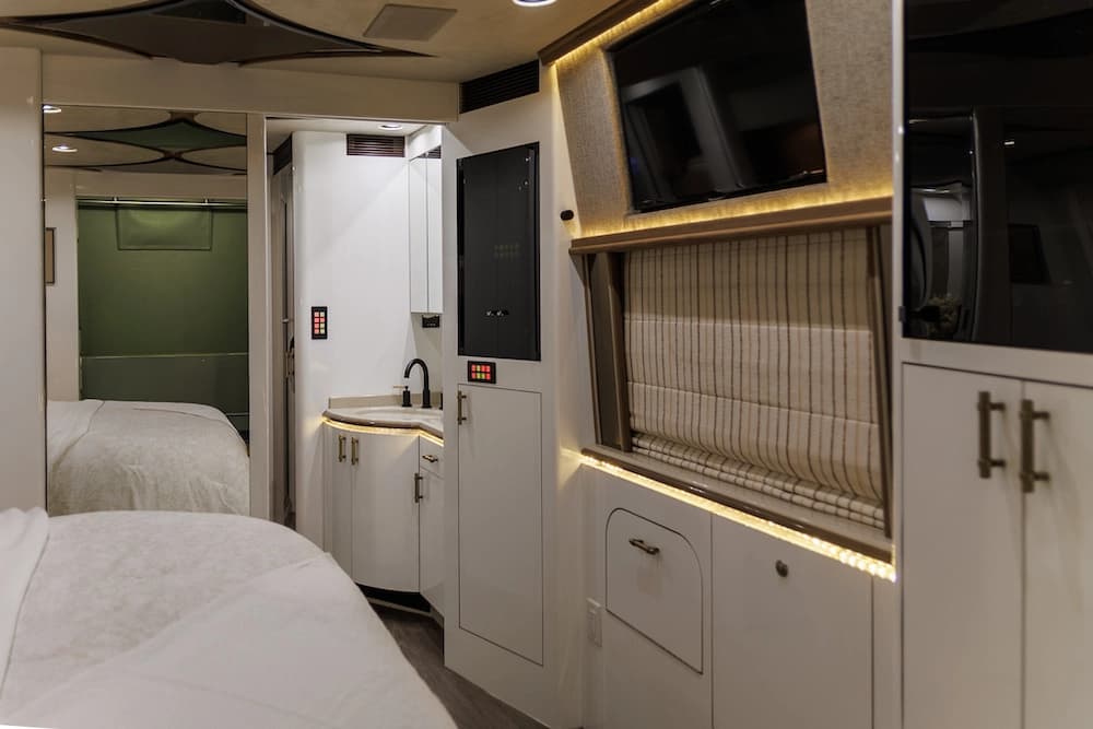2006 Prevost Marathon XLII Motorhome - Image 11