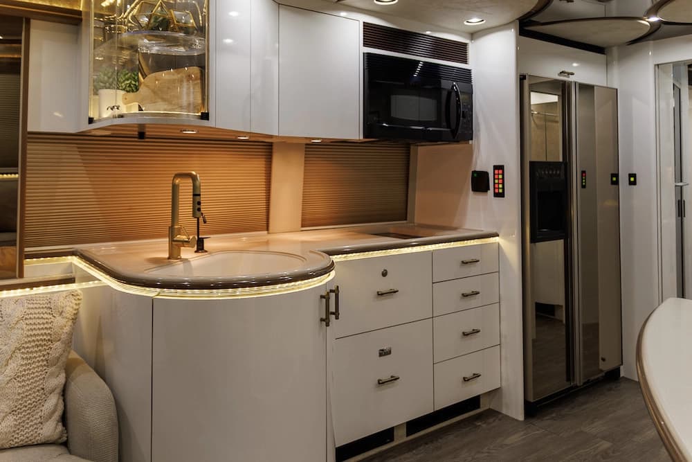 2006 Prevost Marathon XLII Motorhome - Image 13