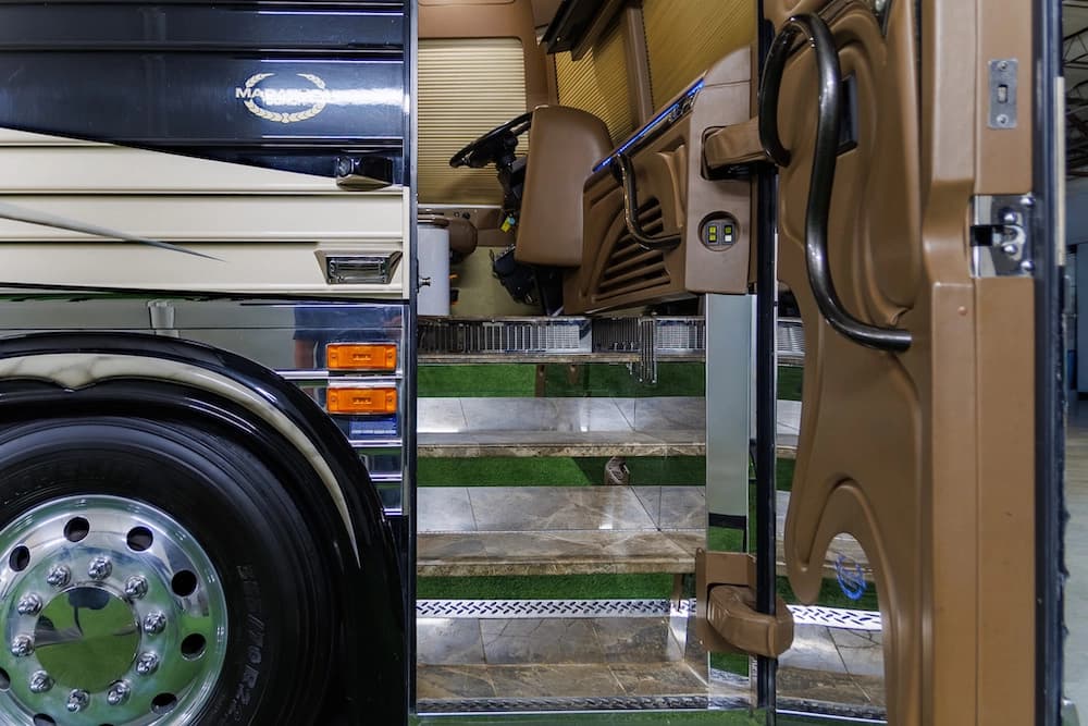 2006 Prevost Marathon XLII Motorhome - Image 18
