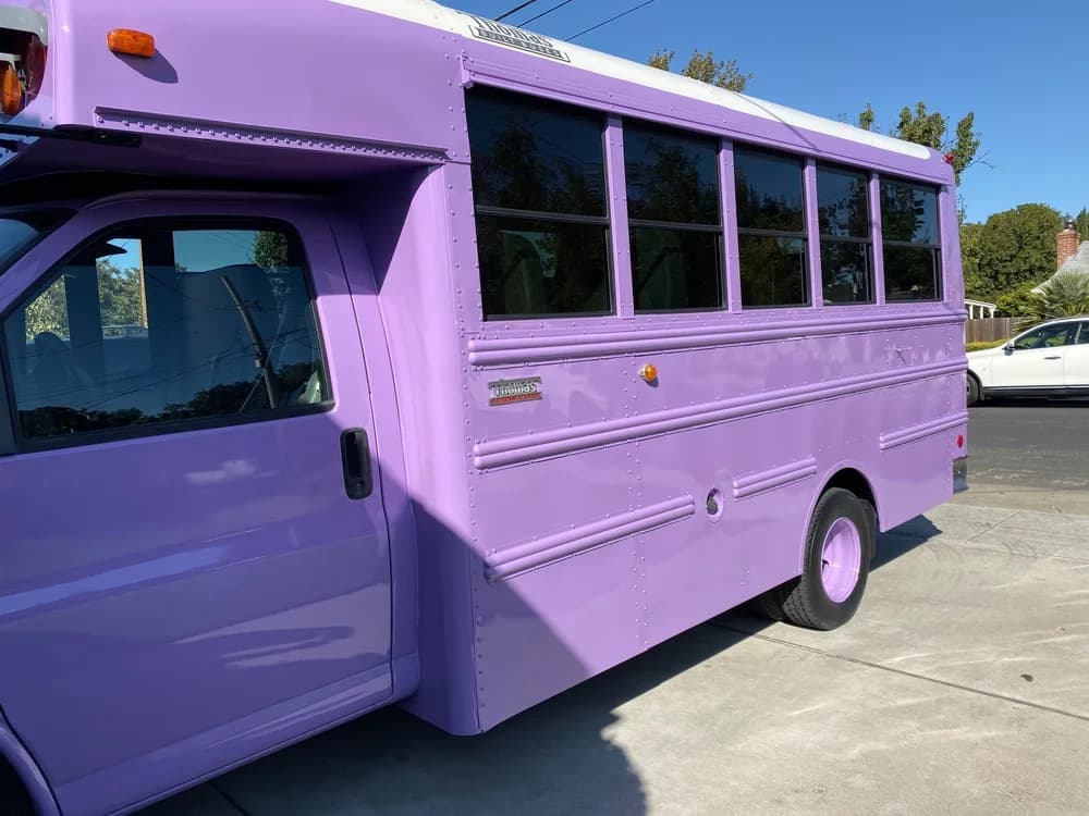 2004 GMC Savana G3500 - Image 1