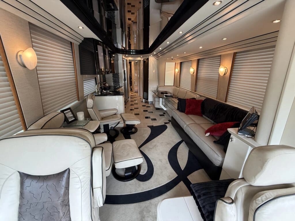 2007 Prevost XLII Motor Home - Image 11