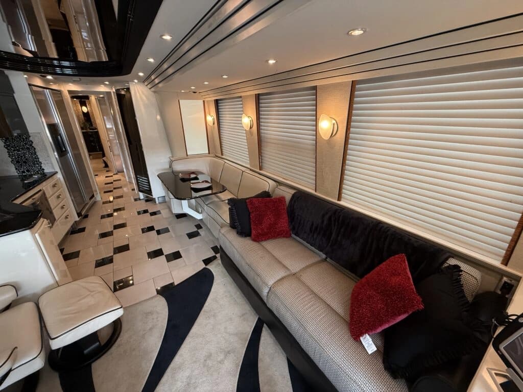 2007 Prevost XLII Motor Home - Image 13