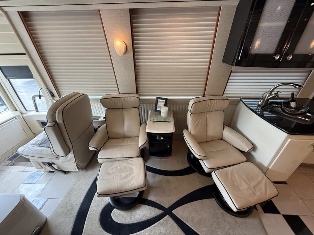2007 Prevost XLII Motor Home - Image 14