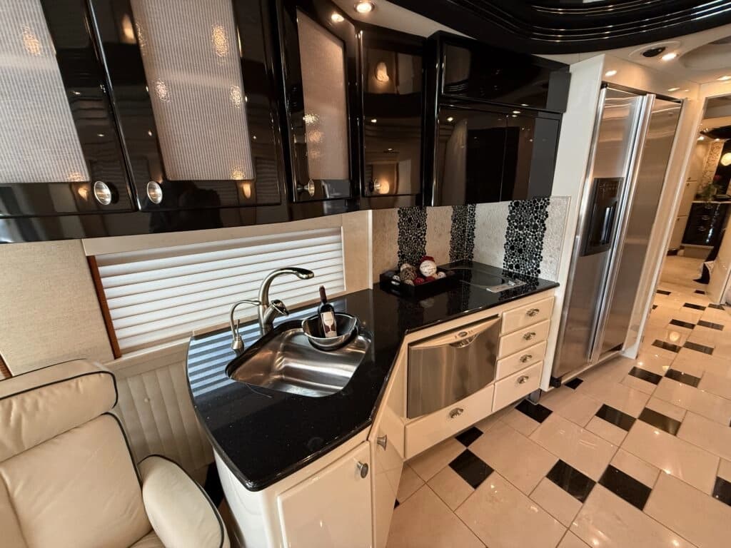 2007 Prevost XLII Motor Home - Image 15