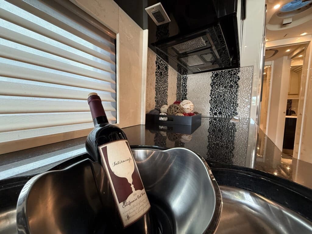 2007 Prevost XLII Motor Home - Image 17