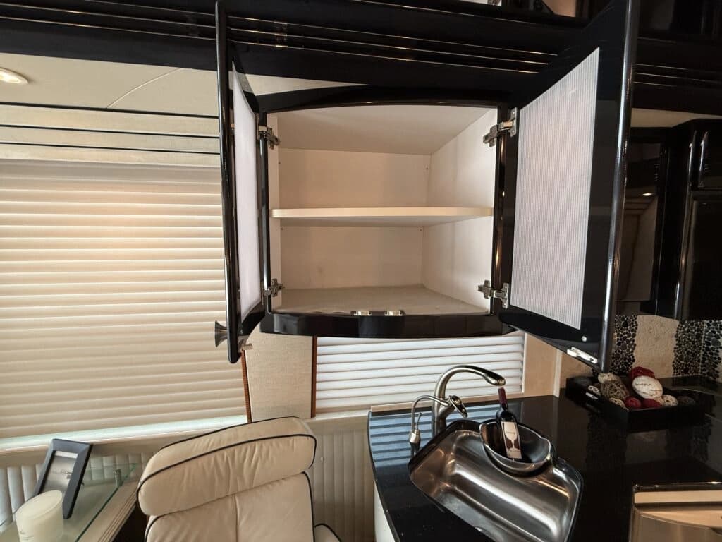 2007 Prevost XLII Motor Home - Image 18