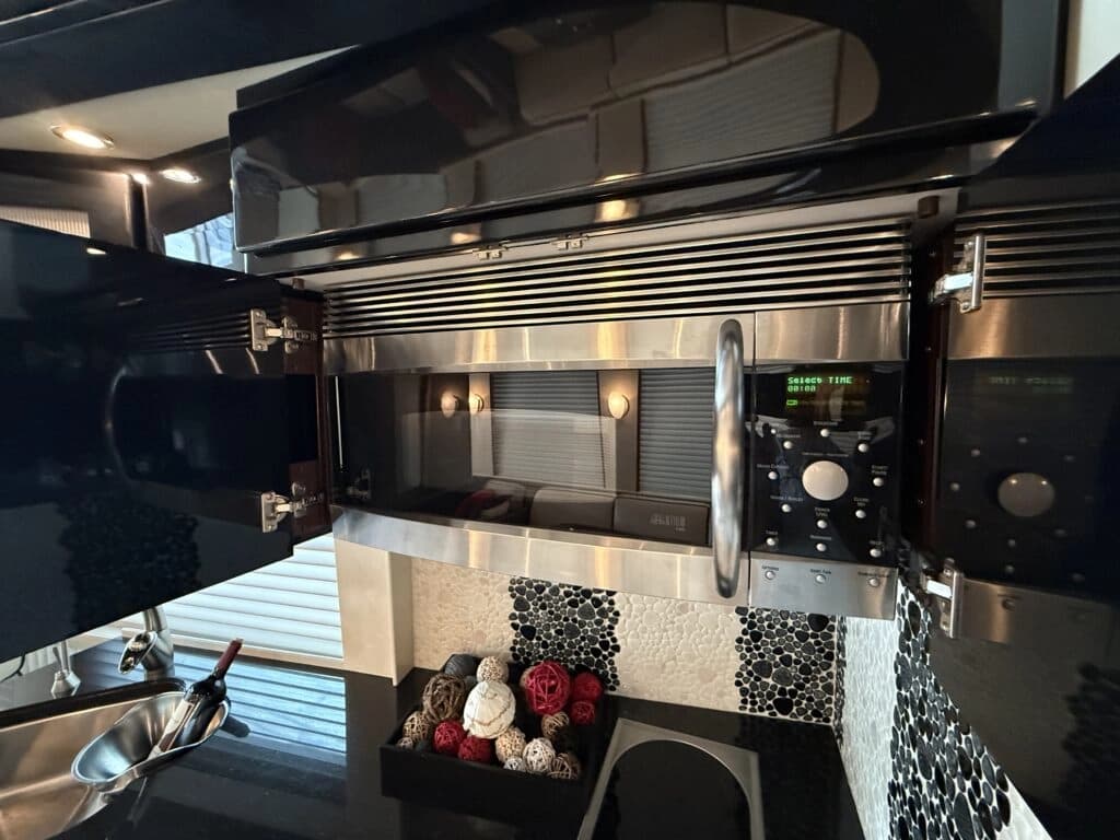 2007 Prevost XLII Motor Home - Image 19