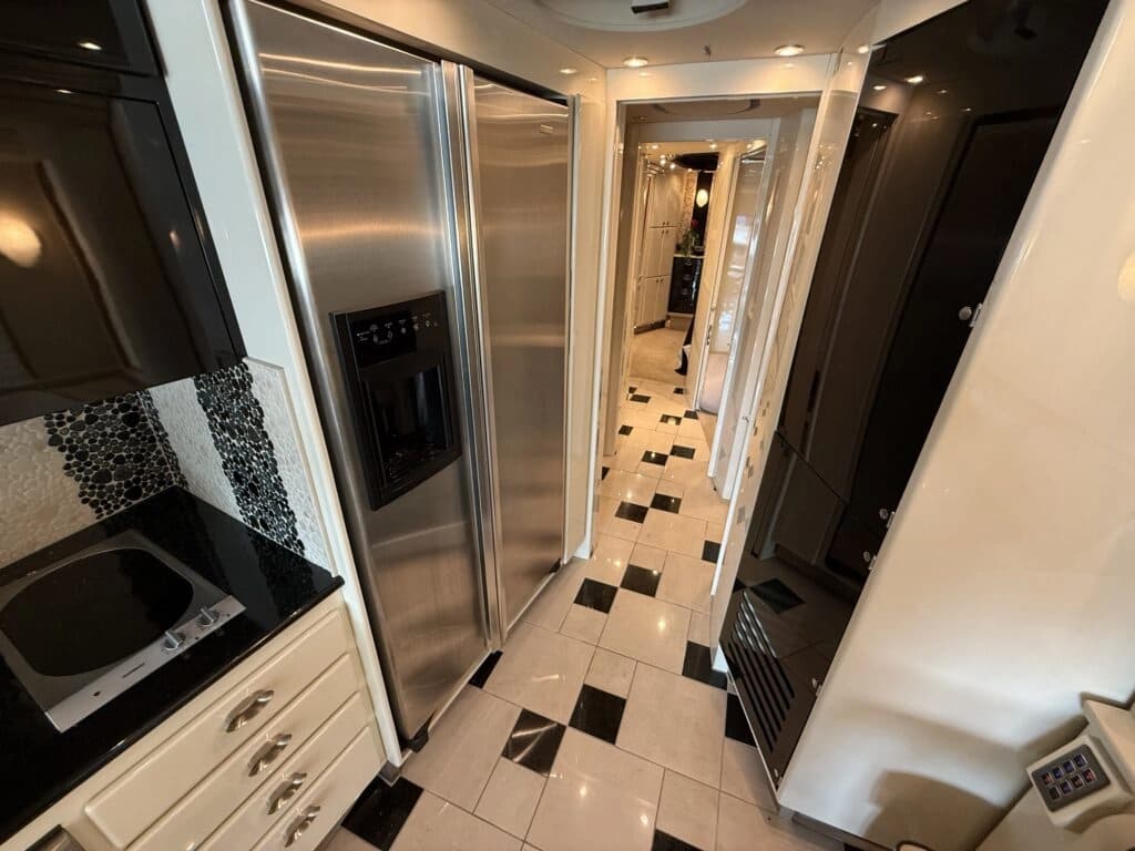 2007 Prevost XLII Motor Home - Image 21