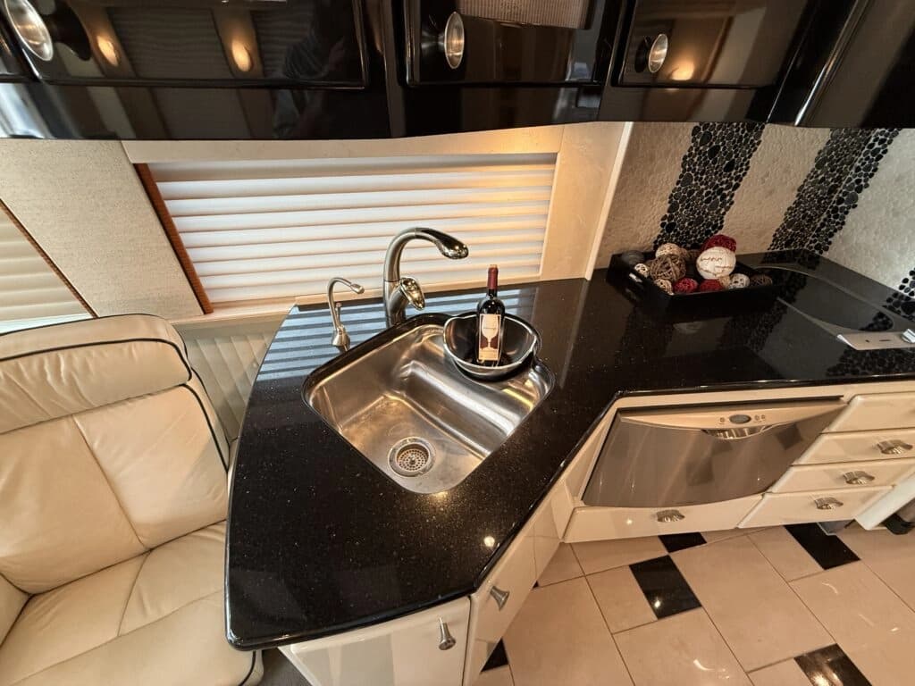2007 Prevost XLII Motor Home - Image 24