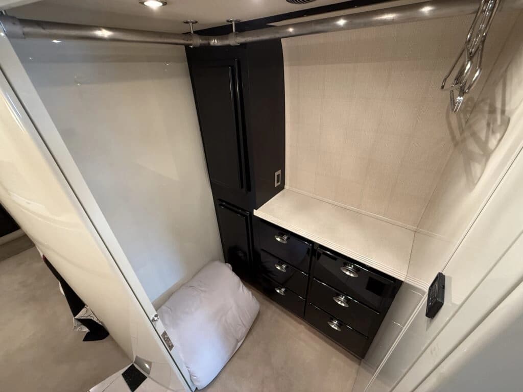 2007 Prevost XLII Motor Home - Image 27