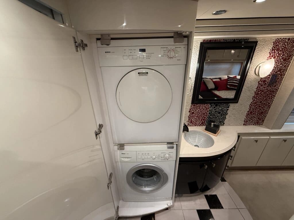 2007 Prevost XLII Motor Home - Image 28