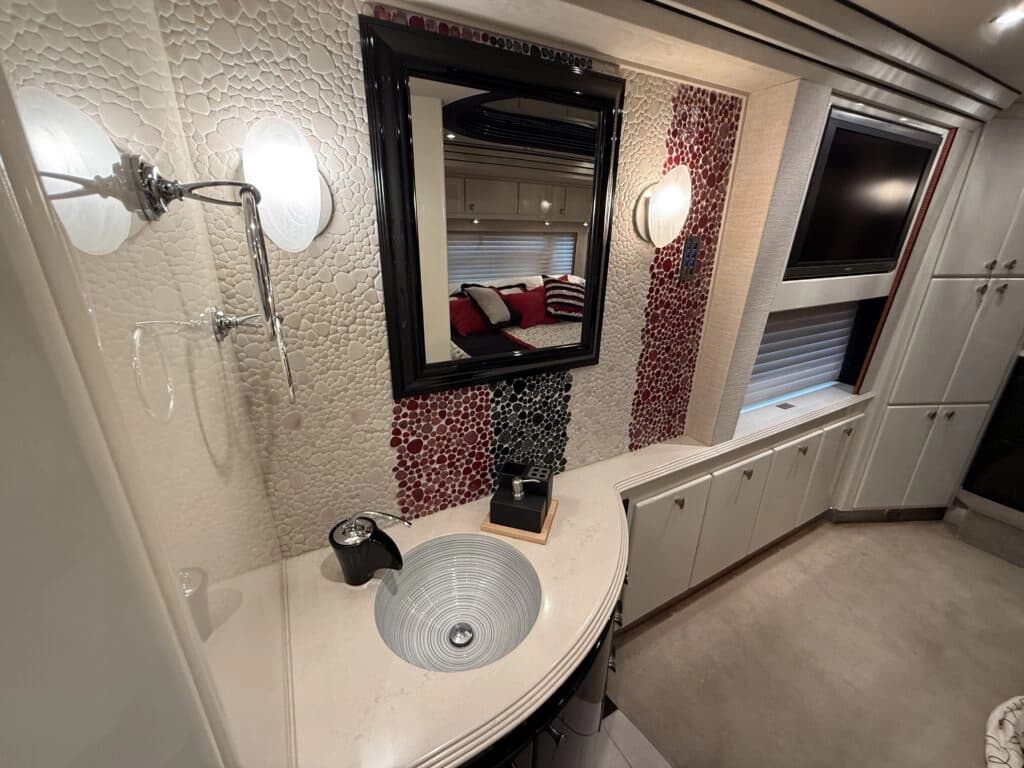 2007 Prevost XLII Motor Home - Image 29