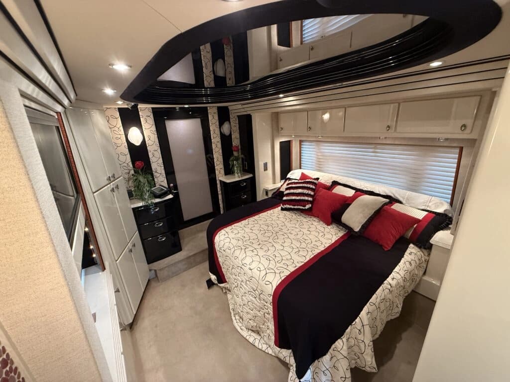 2007 Prevost XLII Motor Home - Image 30