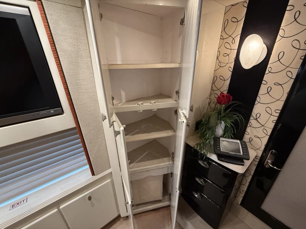 2007 Prevost XLII Motor Home - Image 31