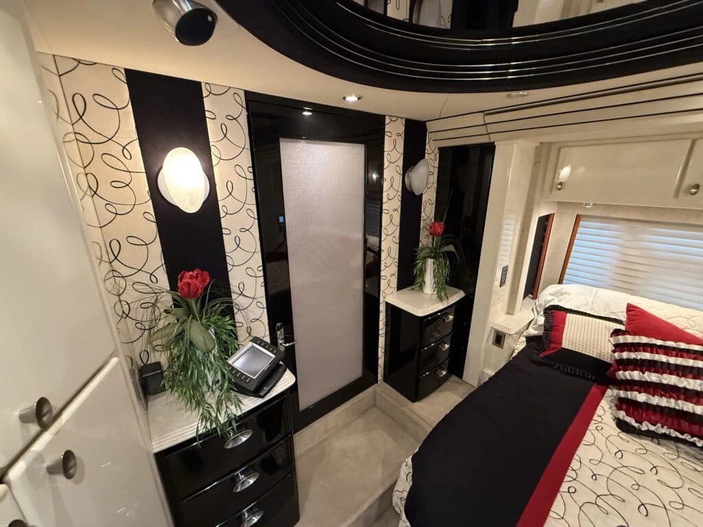 2007 Prevost XLII Motor Home - Image 32