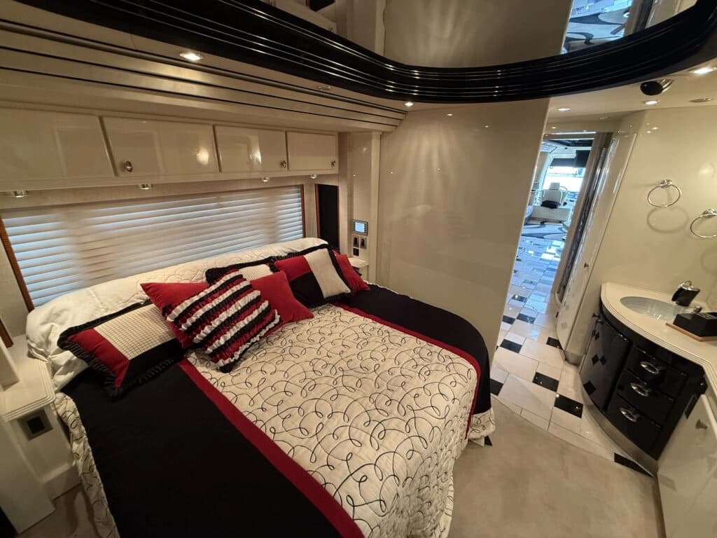 2007 Prevost XLII Motor Home - Image 34