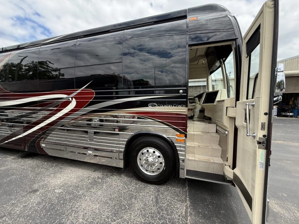 2007 Prevost XLII Motor Home - Image 9