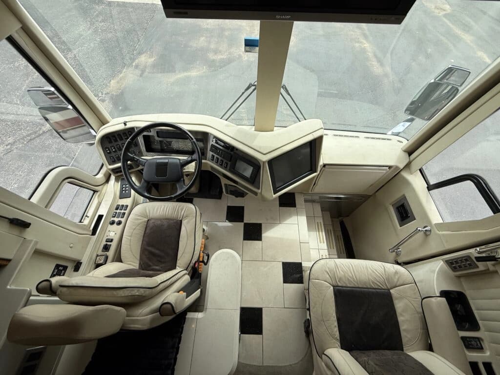 2007 Prevost XLII Motor Home - Image 10