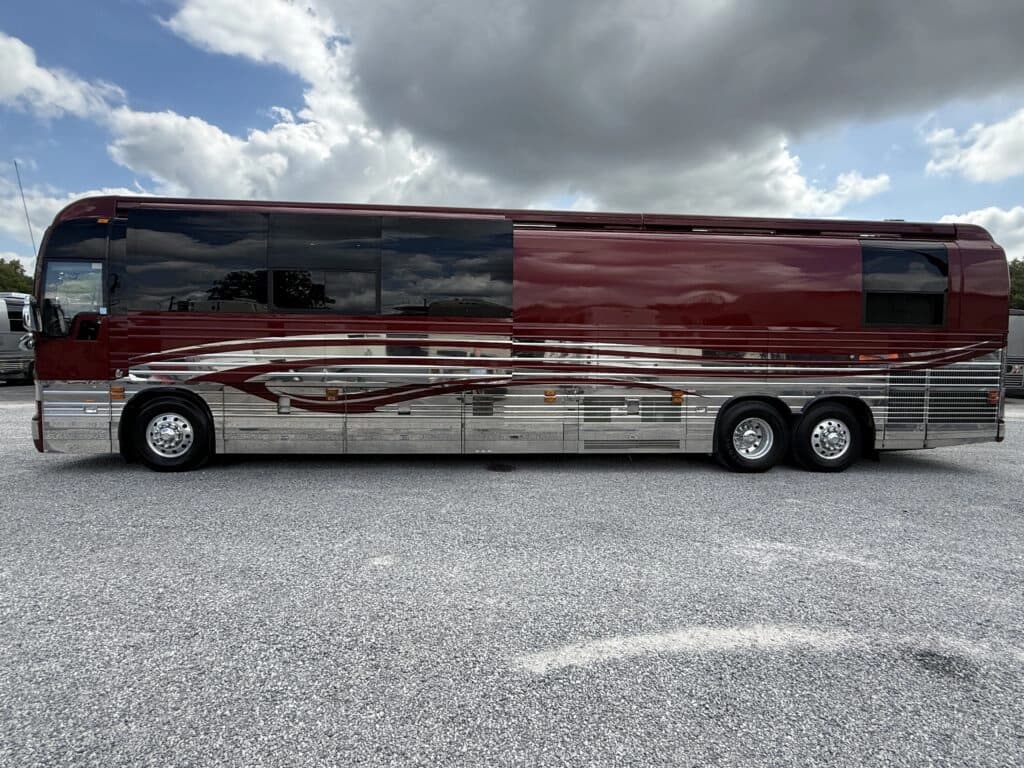2007 Prevost XLII Entertainer Coach - Image 2