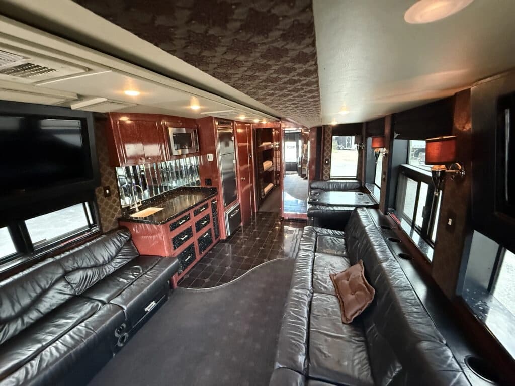 2007 Prevost XLII Entertainer Coach - Image 11